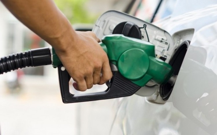 Litro da gasolina sobe R$ 0,09 nas refinarias da Petrobras